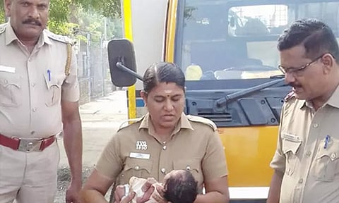 கல்லறை தோட்டத்தில் வீசப்பட்ட பச்சிளம் பெண் குழந்தை - கொடூரத் தாய்க்கு போலீஸ் வலைவீச்சு...!