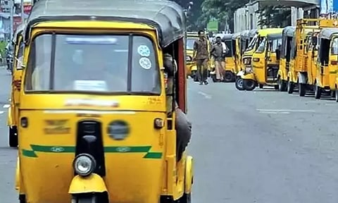 ஸ்டான்லி அரசு ஆஸ்பத்திரி அருகே போக்குவரத்து சப்-இன்ஸ்பெக்டரை தாக்கிய ஆட்டோ டிரைவர்கள்