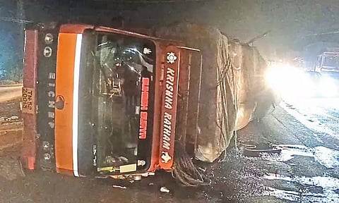 பஸ்-லாரி மோதல்; 10 பேர் படுகாயம் - 2 மணி நேரம் போக்குவரத்து நெரிசல்