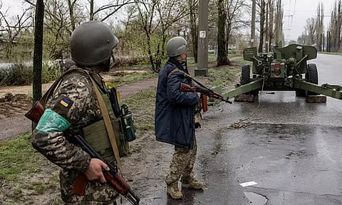 உக்ரைனில் உள்ள இந்தியர்கள் அண்டை நாடுகள் வழியாக வெளியேறலாம் - 5 வழித்தடங்களை பயன்படுத்த இந்திய தூதரகம் அறிவுறுத்தல்!