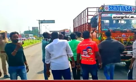 ஆந்திராவில் தமிழக மாணவர்கள் மீது தாக்குதல் - ஆந்திர வாகனங்களை நிறுத்தி நாம் தமிழர் கட்சியினர் போராட்டம்