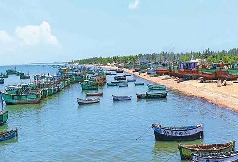 தீபாவளி பண்டிகையையொட்டி விசைப்படகு மீனவர்கள் மீன்பிடிக்க செல்லவில்லை