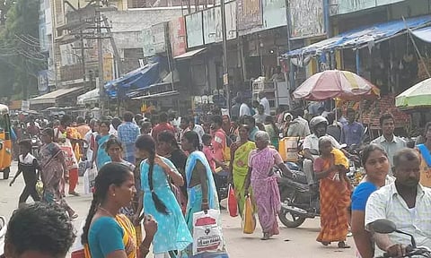புத்தாடை பட்டாசுகள் வாங்க மக்கள் கூட்டம் அலைமோதல்