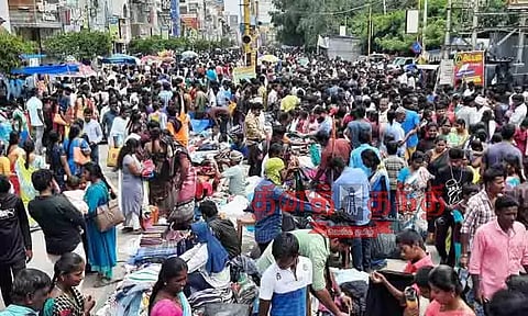 தீபாவளி பண்டிகை: பொருட்கள் வாங்க கரூர் கடைவீதிகளில் மக்கள் கூட்டம் அலைமோதல்