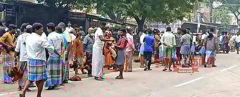 பரமத்திவேலூர் சந்தையில் நாட்டுக்கோழி விலை சரிவு