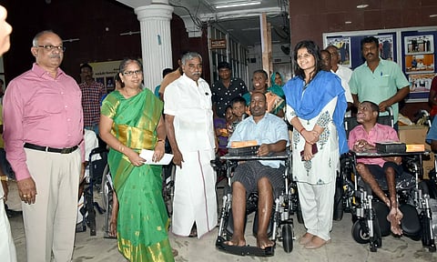 மாற்றுத்திறனாளிகளுக்கு பேட்டரியால் இயங்கும் சக்கர நாற்காலி