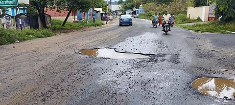 கடமலைக்குண்டுவில் குண்டும், குழியுமான சாலையில் விபத்து அபாயம்