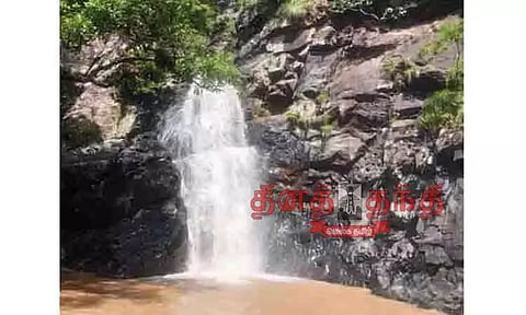 அருவியில் ஆர்ப்பரித்து கொட்டும் தண்ணீர்