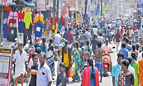 தீபாவளி பண்டிகையையொட்டி திருத்தணி கடைவீதிகளில் குவிந்த பொதுமக்கள்