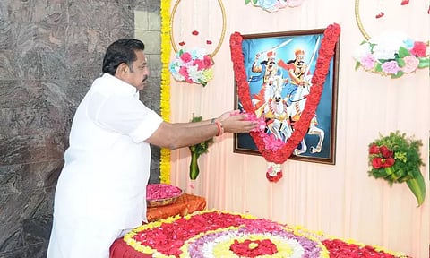 மருது சகோதரர்கள் நினைவு தினம் - எடப்பாடி பழனிசாமி மரியாதை