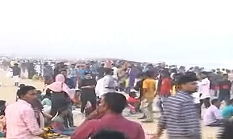 தீபாவளி பண்டிகை: சென்னை மெரினாவில் ஆயிரக்கணக்கான மக்கள் குவிந்தனர்...!