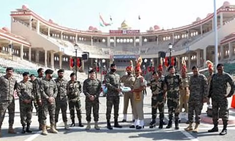 சர்வதேச எல்லையில் இந்திய-பாகிஸ்தான் வீரர்கள் இனிப்புகள் பரிமாறி தீபாவளி கொண்டாட்டம்..!