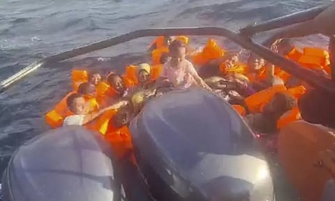 இந்தோனேசியா: பயணிகள் படகில் தீ விபத்து - 14 பேர் பலி