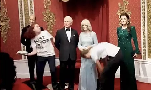 அரசர் மூன்றாம் சார்லசின் லண்டன் மெழுகு சிலை மீது கேக்கை கொண்டு அடித்த நபர்கள்