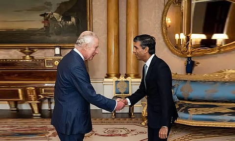 மூன்றாம் சார்லஸ் அரசரால் இங்கிலாந்தின் புதிய பிரதமராக நியமிக்கப்பட்டார் ரிஷி சுனக்!