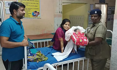 ஓடும் ரெயிலில் பெண்ணுக்கு பிரசவ வலி.. துரிதமாக செயல்பட்ட பெண் போலீசுக்கு குவியும் பாராட்டு