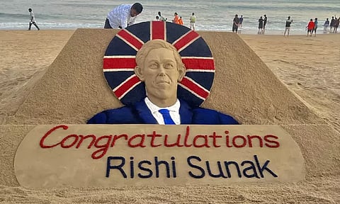 ஒடிசா கடற்கரையில் இங்கிலாந்து பிரதமர் ரிஷி சுனக் மணல் சிற்பம் உருவாக்கி வாழ்த்து