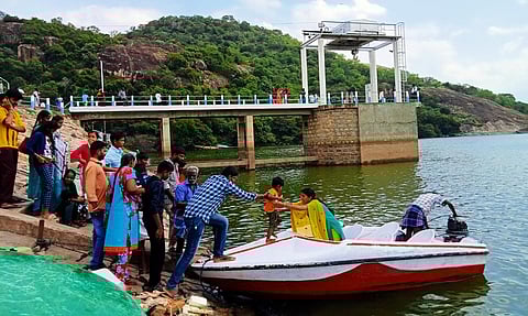 அமராவதி அணையில் பாதுகாப்பற்ற முறையில் படகு சவாரி