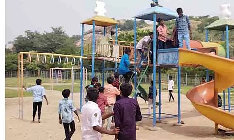 தீபாவளி பண்டிகையையொட்டி சித்தன்னவாசலில் குவிந்த சுற்றுலா பயணிகள்