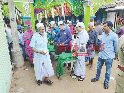 கந்தூரி விழாவில் நேர்ச்சை வினியோகம்