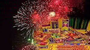 பட்டாசு வெடித்தபோது குடிசை தீப்பிடித்தது- 10 சேவல்கள் கருகின