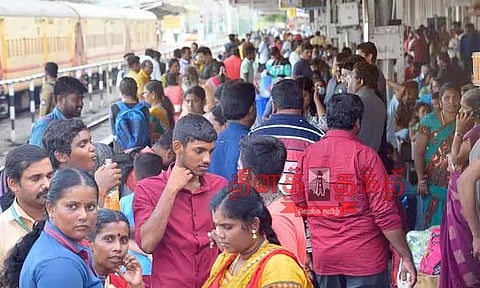 ரெயில்- பஸ் நிலையங்களில் மக்கள் கூட்டம் அலைமோதியது