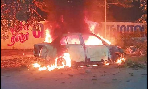 தாம்பரத்தில் சாலையோரம் நிறுத்தி இருந்த கார் தீப்பிடித்து எரிந்ததால் பரபரப்பு