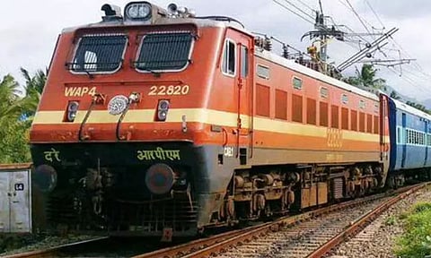 டெல்லியில் பரிதாபம் ரெயில் மோதி 3 தொழிலாளிகள் பலி