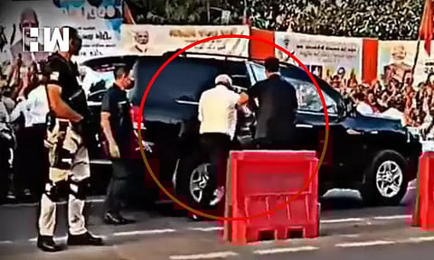 மோடியின் காரில் ஏற முயன்ற முதல் மந்திரிக்கு ஏற்பட்ட நிலை...!