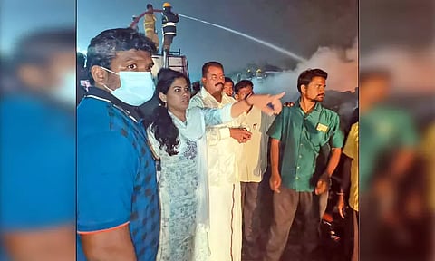 கொடுங்கையூர் குப்பை கிடங்கில் திடீர் தீ விபத்து: தீயணைப்பு வீரர்கள் 3 மணி போராடி அணைத்தனர்