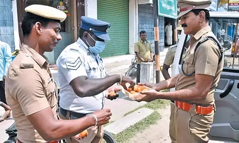 போலீசார், பொதுமக்களுக்கு தீபாவளி வாழ்த்து தெரிவித்து இனிப்பு வழங்கிய போலீஸ் சூப்பிரண்டு
