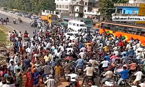 ஆதார், ரேஷன் அட்டைகளை சாலையில் கொட்டி மீனவர்கள் போராட்டம் - புதுச்சேரியில் பரபரப்பு