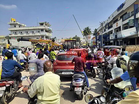 போக்குவரத்து நெரிசலால் வாகன ஓட்டிகள் அவதி