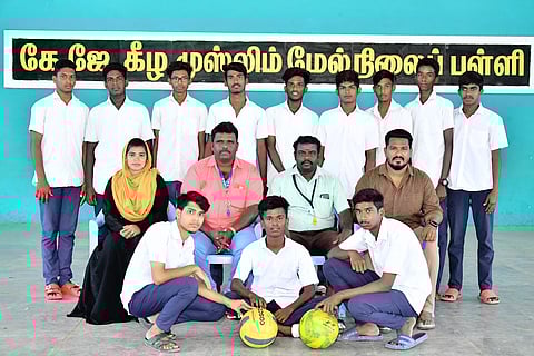 மாணவர்கள் எறிபந்து போட்டியில் சாதனை