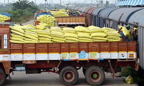 சரக்கு ரெயிலில் 1,700 மெட்ரிக் டன் உர மூட்டைகள் வந்தன
