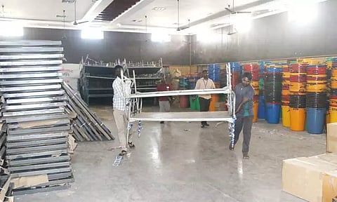 கடலூர் டவுன்ஹாலில் வைக்கப்பட்டு இருந்த கட்டில்கள், சானிடைசர் ஆரம்ப சுகாதார நிலையங்களுக்கு அனுப்பி வைப்பு