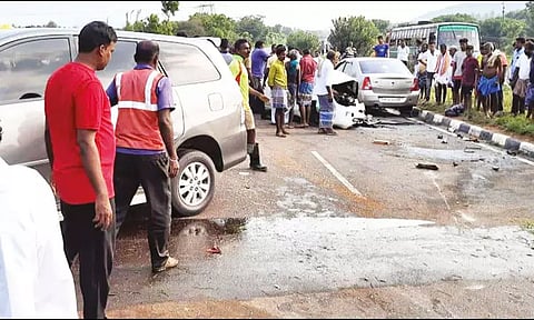 3 கார்கள் அடுத்தடுத்து மோதி விபத்து: தனியார் கல்லூரி நிர்வாகி உள்பட 4 பெண்கள் பலி