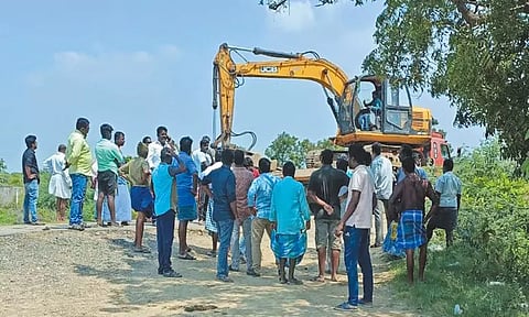 ஆக்கிரமிப்பு வீடுகளை அகற்ற எதிர்ப்பு தெரிவித்து, பொக்லைன் எந்திரத்தை சிறைபிடித்து பொதுமக்கள் ஆர்ப்பாட்டம்