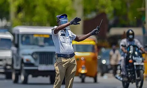 போக்குவரத்து விதிமுறை மீறல்: சென்னையில் நேற்று ஒரேநாளில் 2,500 வழக்குகள் பதிவு