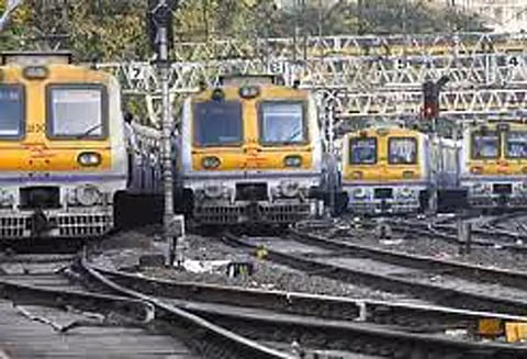 தொழில் நுட்ப கோளாறால் மும்பை புறநகர் பகுதியில் ரெயில் சேவை பாதிப்பு
