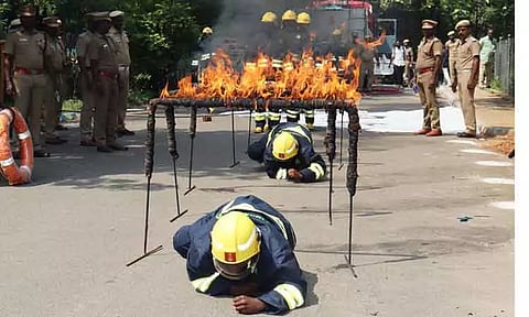 தீயணைப்பு படைவீரர்கள் பேரிடர் மீட்பு ஒத்திகை