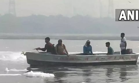 டெல்லி: யமுனை ஆற்றில் மிதக்கும் நச்சு நுரையை கரைக்க ரசாயனம் தெளிக்கும் பணி தீவிரம்!