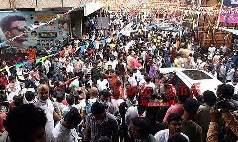 மறைந்த நடிகர் புனித் ராஜ்குமார் நடித்த 'கந்ததகுடி' ஆவணப்படம் வெளியானது; தியேட்டர்களை திருவிழா கோலமாக்கிய ரசிகர்கள்