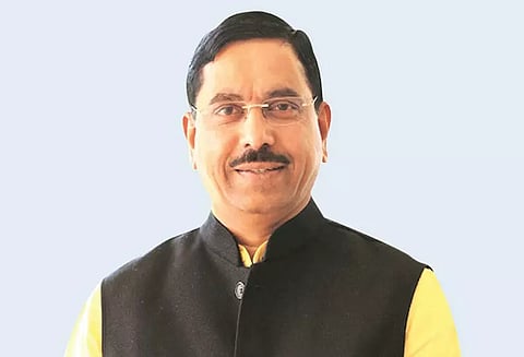 மல்லிகார்ஜுன கார்கேவுடன் சேர்த்து கர்நாடக காங்கிரஸ் கட்சியில் 3 கோஷ்டி உள்ளது; மத்திய மந்திரி பிரகலாத் ஜோஷி பேட்டி