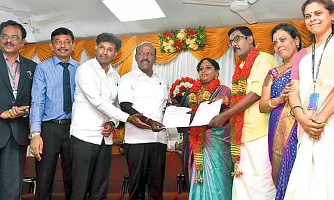 மனநல காப்பகத்தில் இணைந்த காதல் ஜோடிக்கு திருமணம் - கல்யாண பரிசாக பணி நியமன ஆணை வழங்கிய அமைச்சர் மா.சுப்பிரமணியன்