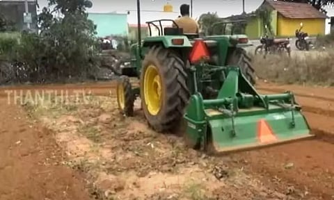 உரிய விலை கிடைக்காததால், 2 ஏக்கரில் பயிரிடப்பட்ட முள்ளங்கியை டிராக்டரால் உழுது அழித்த விவசாயி..