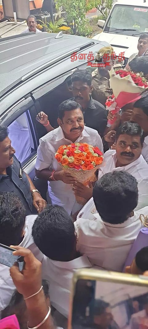 எடப்பாடி பழனிசாமிக்கு அ.தி.மு.க.மாவட்ட செயலாளர்கள் வரவேற்பு