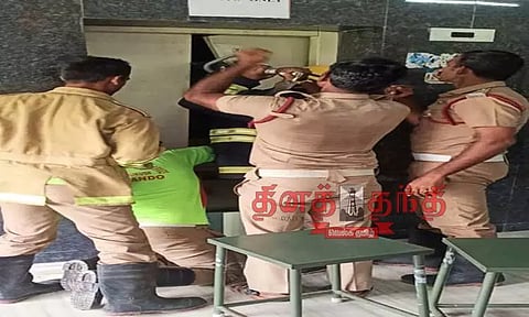 லிப்ட்டில் சிக்கிய 2 பேர் பத்திரமாக மீட்பு