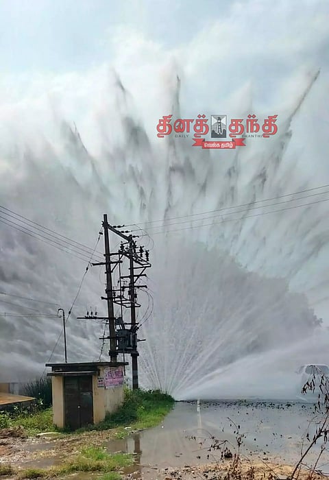 பள்ளிபாளையம் அருகே கூட்டுக்குடிநீர் குழாய் உடைந்து சாலையில் பீரிட்டு பாய்ந்த தண்ணீர்