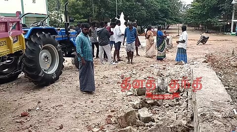 அரசு பள்ளியில் கோவில் இடத்தை இடித்ததால் பரபரப்பு
